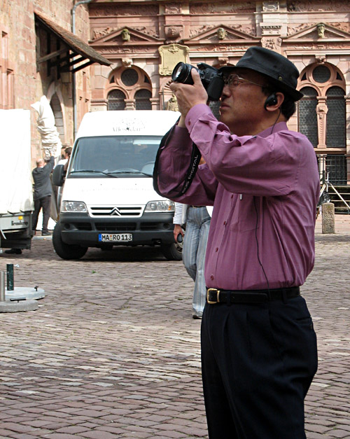 Asiatischer Tourist am Heidelberger Schloß